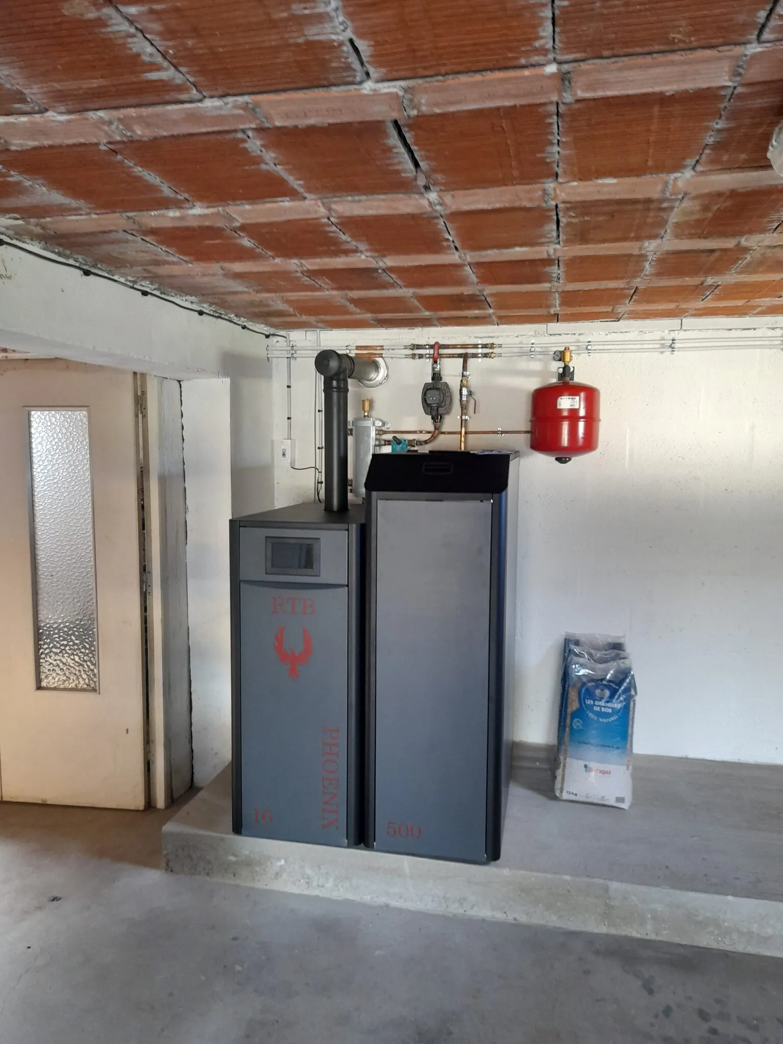 Chaudière à granulés RTB Phoenix et sa réserve, installé par FK Énergie