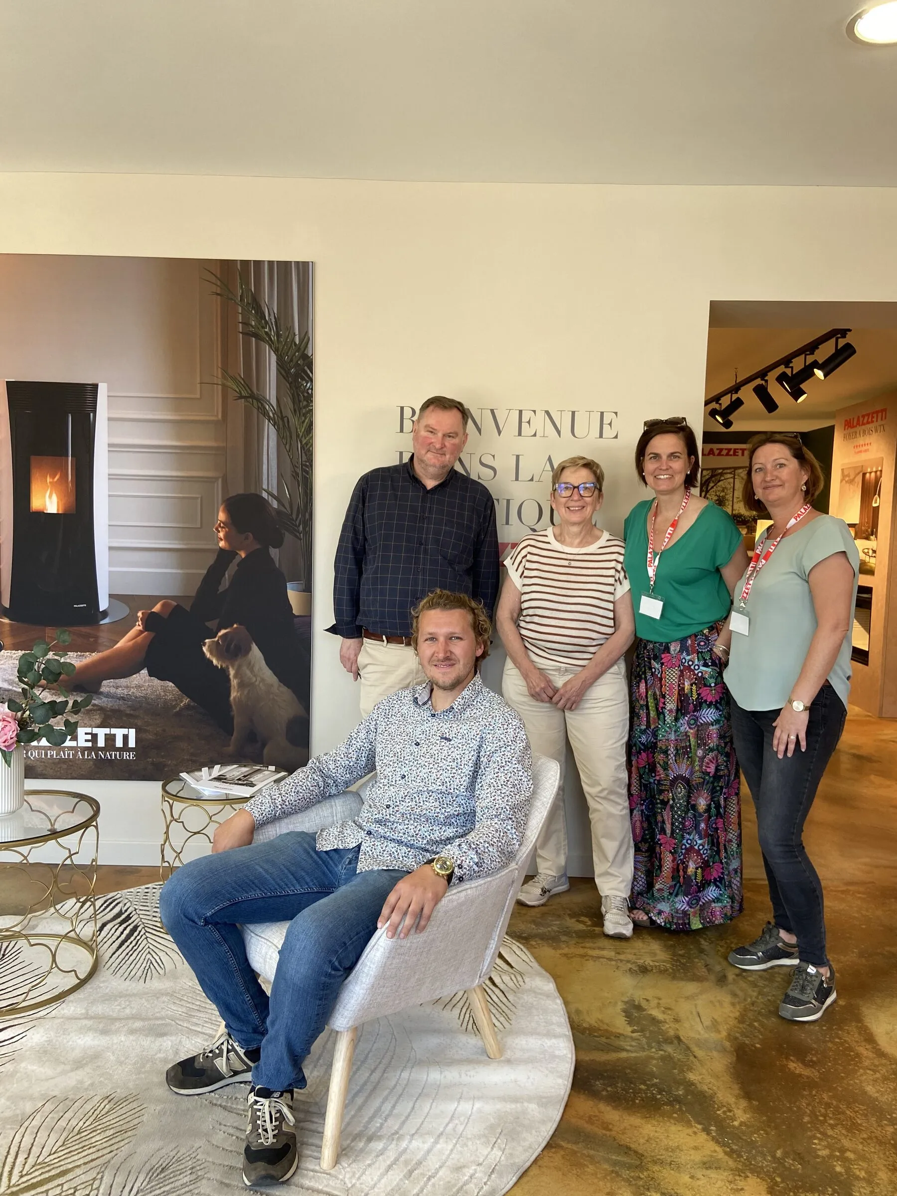 L’équipe FK Énergie réunie dans la boutique Palazzetti du showroom d’Aire-sur-la-Lys
