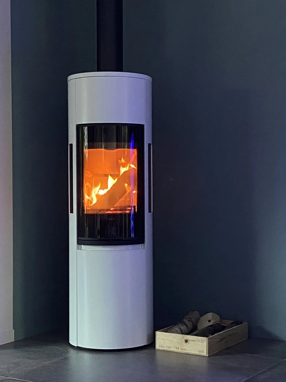 Poêle à bois habillage blanc, installé par FK Énergie