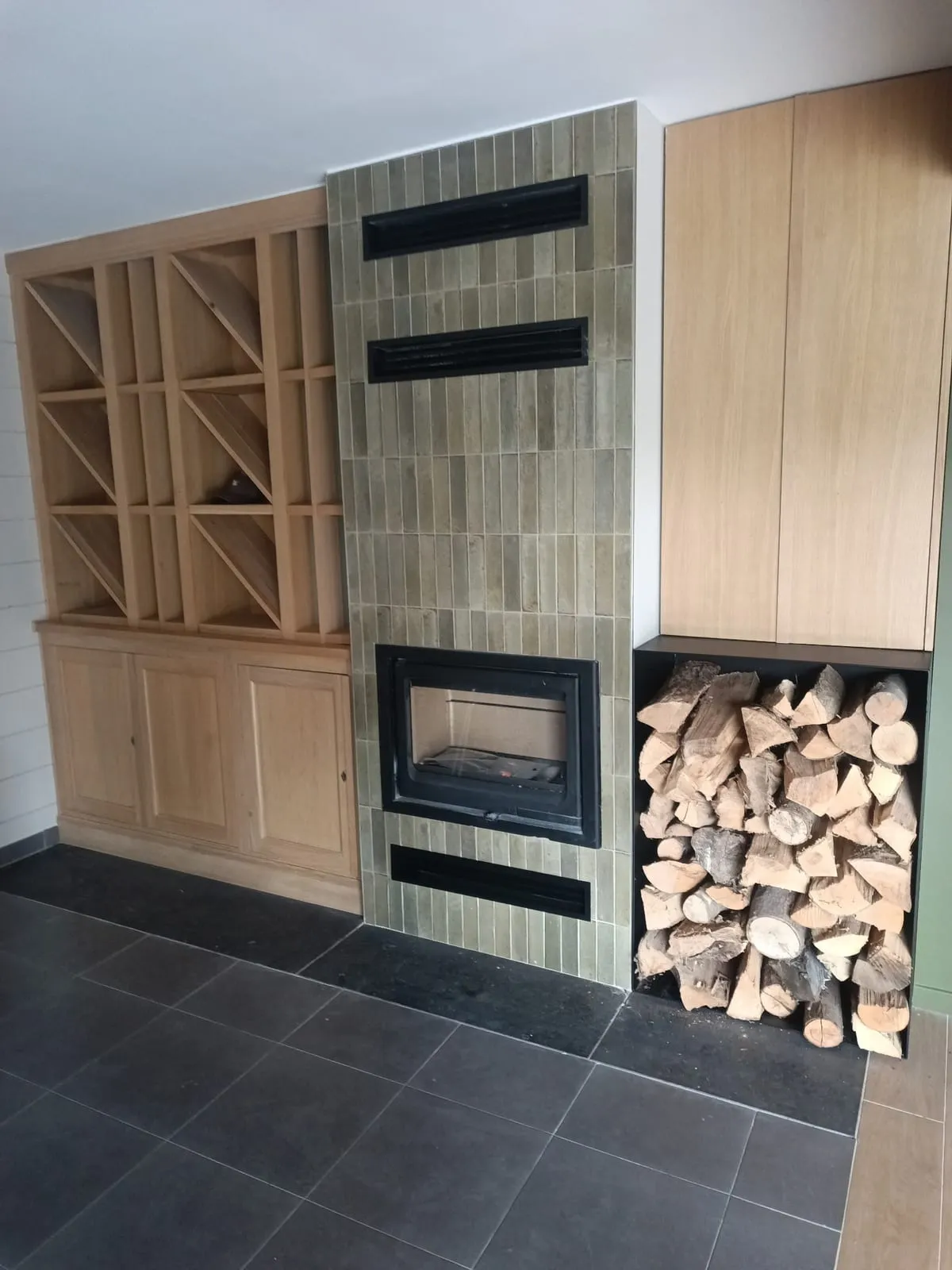 Insert à bois intégré à un meuble sur mesure, installé par FK Énergie