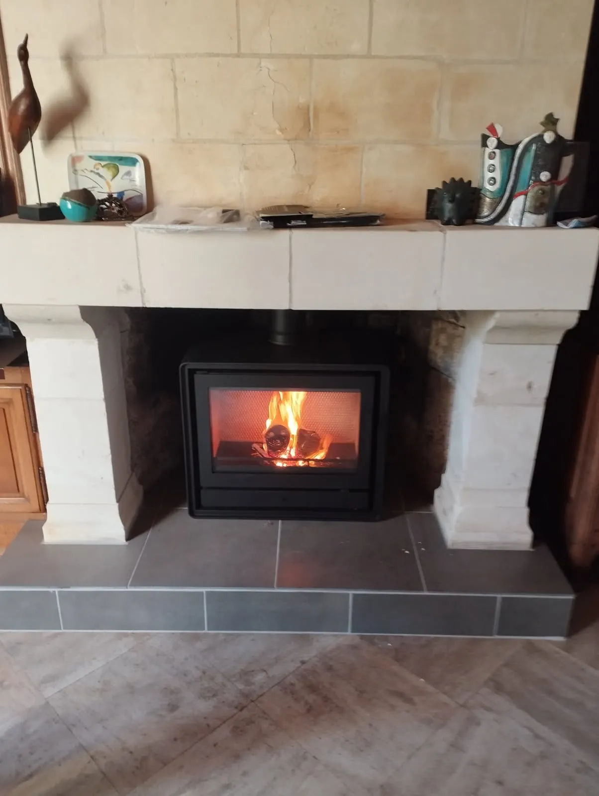 Insert à bois Stovax dans une cheminée en pierre, installé par FK Énergie