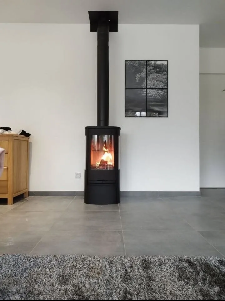 Poêle à bois Contura, installé par FK Énergie