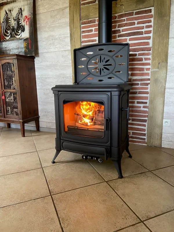 Poêle à bois en fonte, installé par FK Énergie