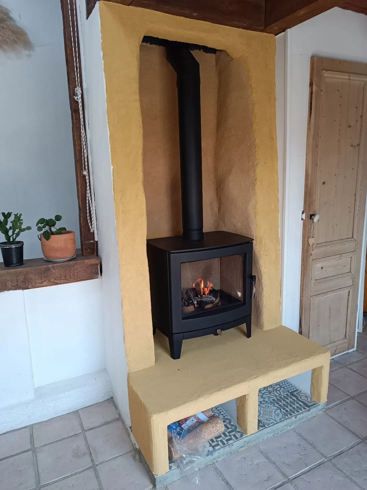Poêle à bois en fonte, installé par FK Énergie