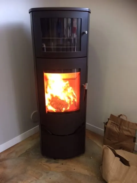 Poêle à bois colonne, installé par FK Énergie