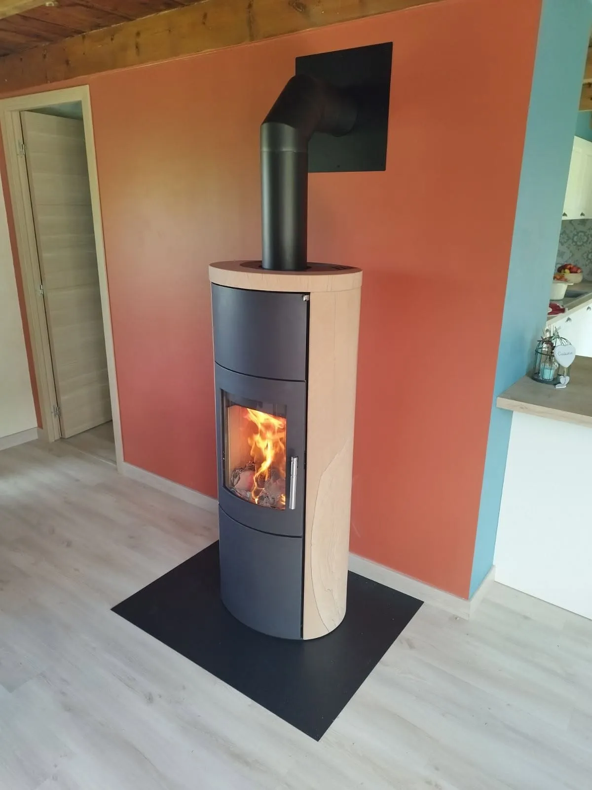 Poêle à bois habillage pierre, installé par FK Énergie