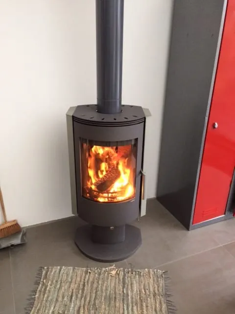 Poêle à bois sur pied, installé par FK Énergie