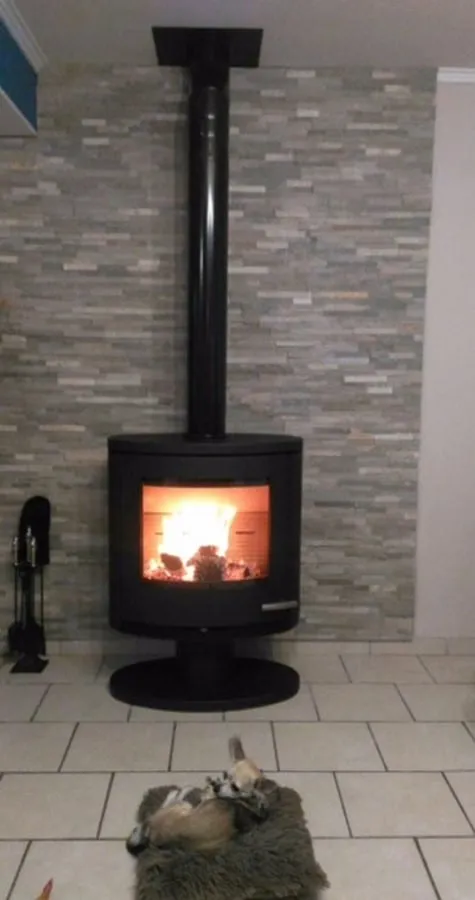Poêle à bois rond sur pied, installé par FK Énergie