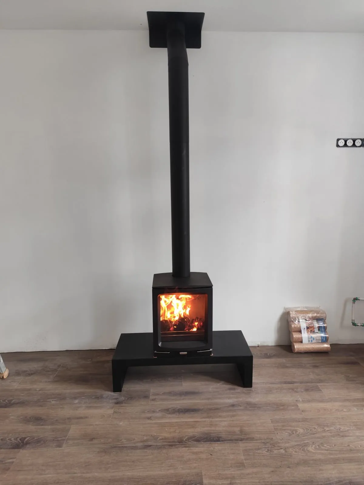 Poêle à bois Stovax sur banc, installé par FK Énergie