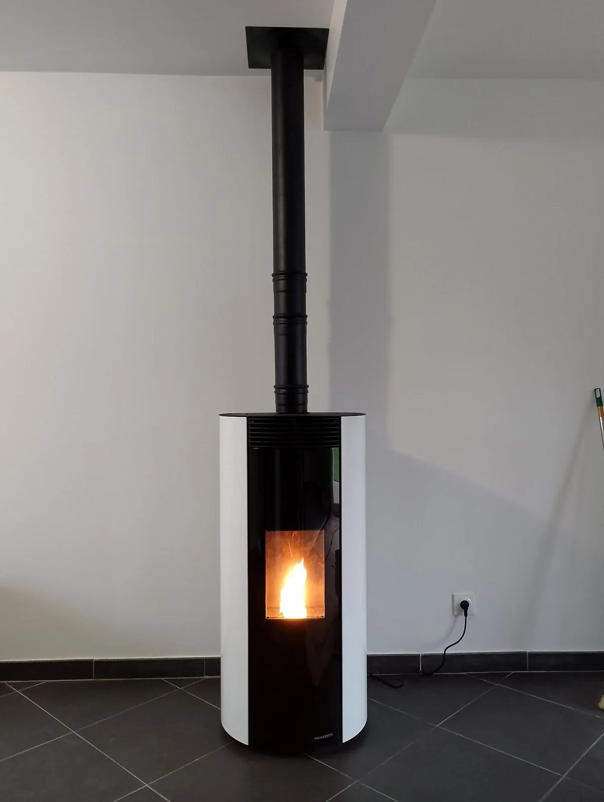 Poêle à granulés blanc, installé par FK Énergie