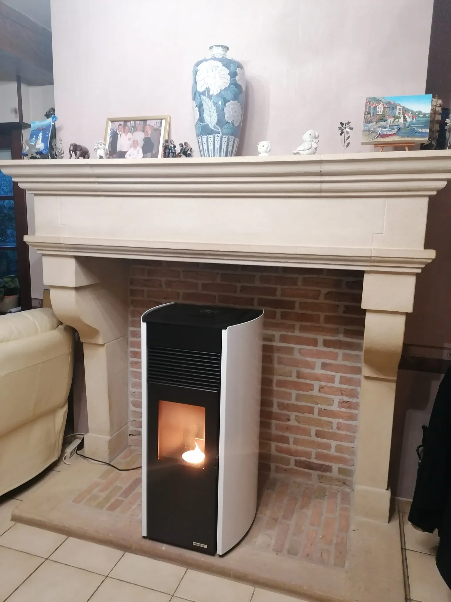 Poêle à granulés dans une cheminée, installé par FK Énergie