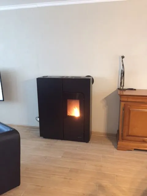 Poêle à granulés gain de place Ginger, installé par FK Énergie