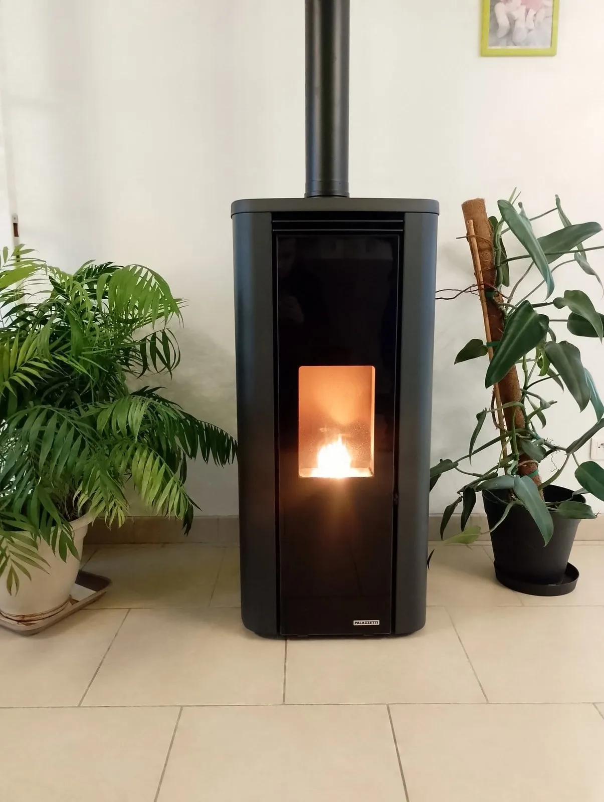 Poêle à granulés Palazzetti installé par FK Énergie à Licques, flamme allumée