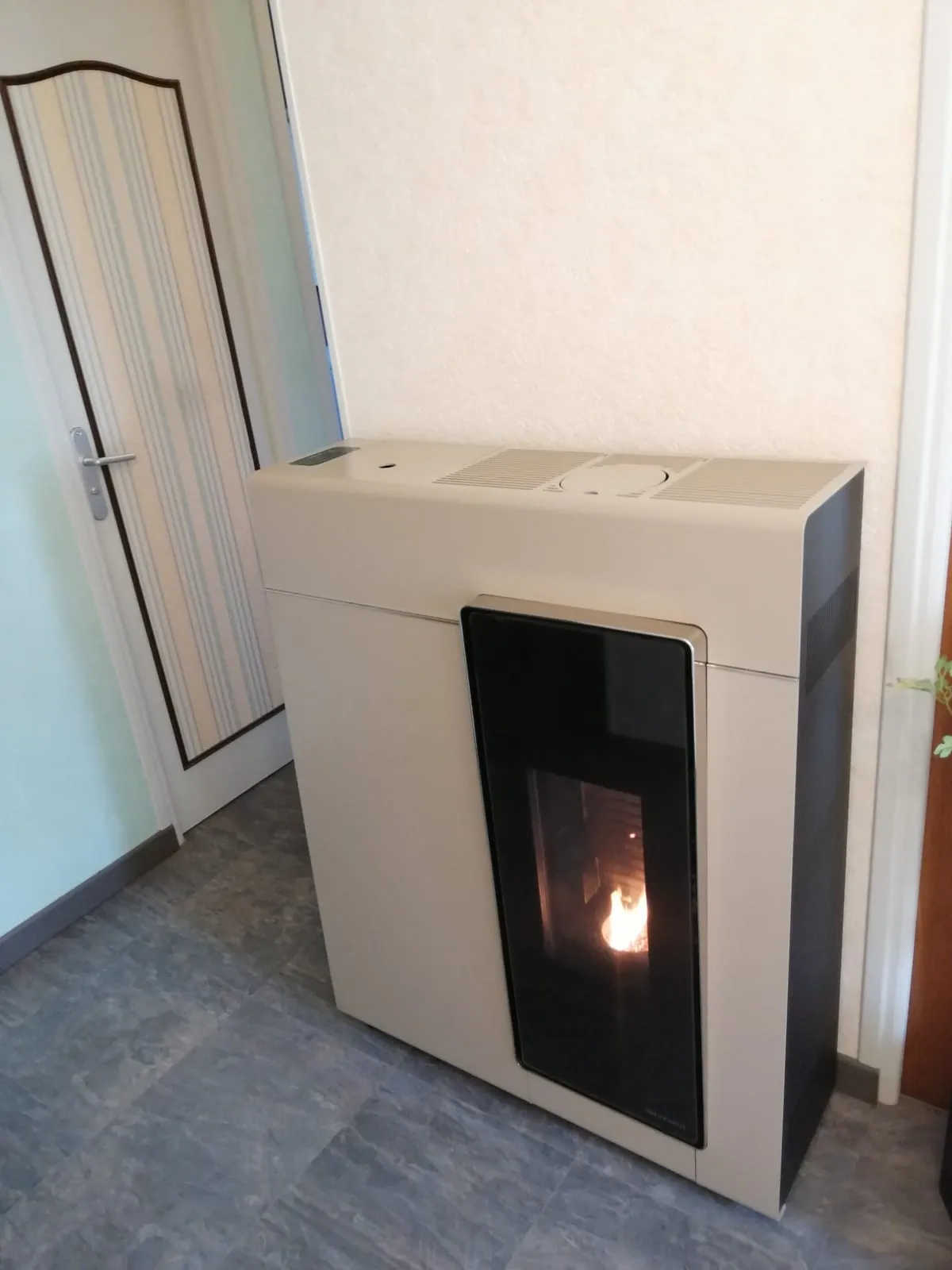 Poêle à granulés gain de place Michelle, installé par FK Énergie