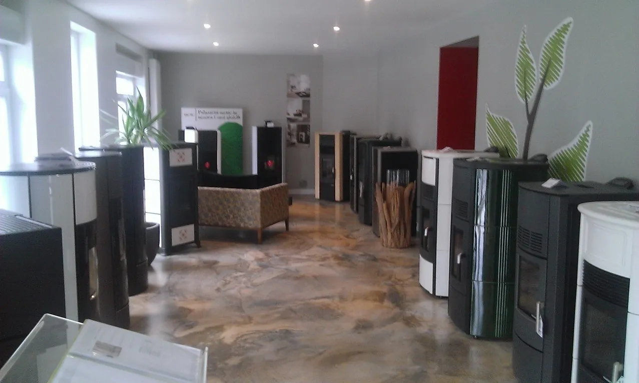 Poêles à bois et à granulés exposés dans un showroom FK Énergie