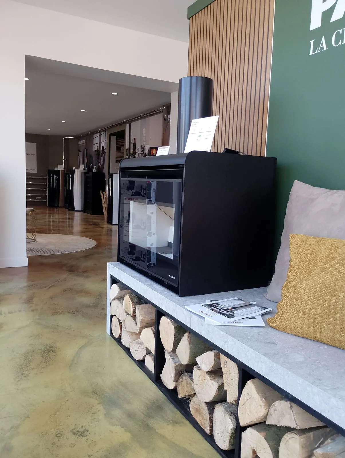 Poêle à bois et rangement à bûches exposés au showroom d’Aire-sur-la-Lys