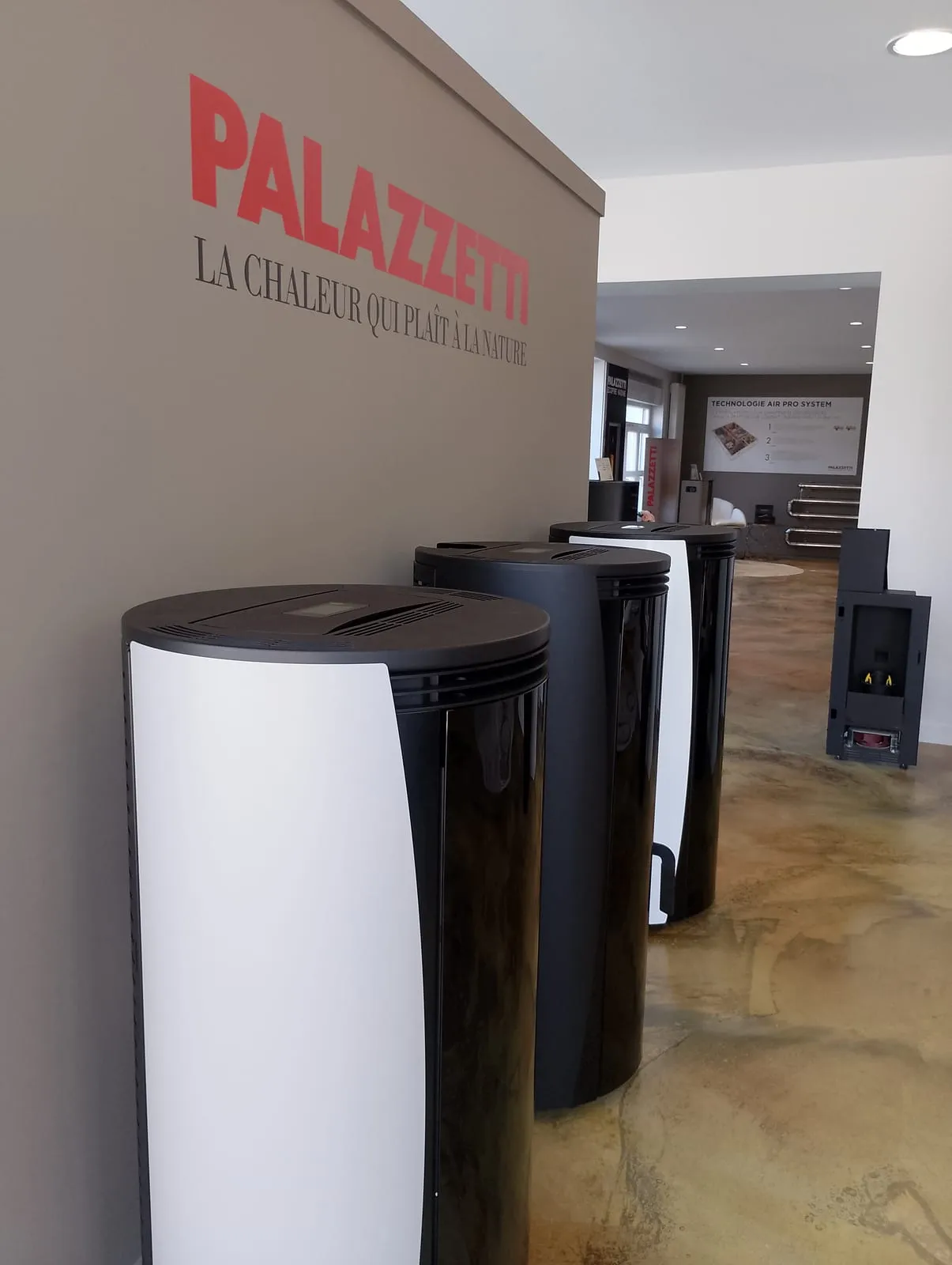 Poêles à granulés Palazzetti ronds exposés au showroom d’Aire-sur-la-Lys