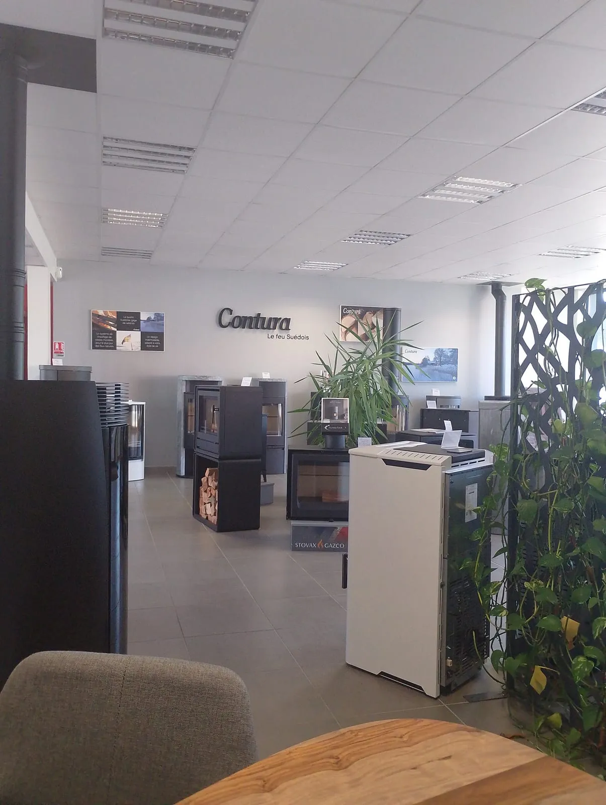 Hall d’exposition du showroom FK Énergie d’Ardres, poêles Contura et chaudière exposés